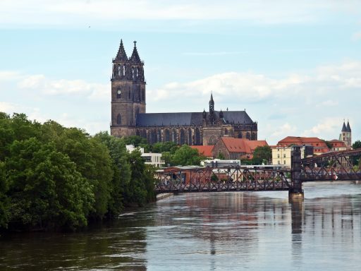 Magdeburg mit Dom im Hintergrund und davor der Elbe mit Brücke