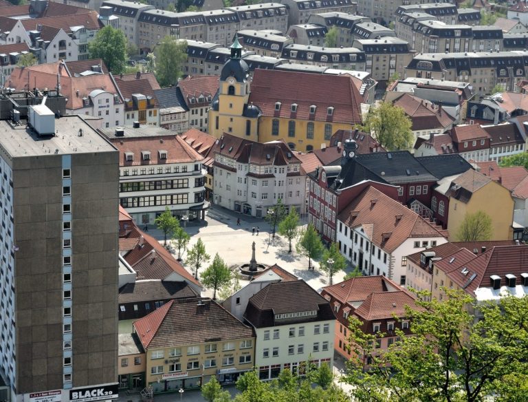 Luftaufnahme von Suhl mit historischen Gebäuden und einem zentralen Platz.