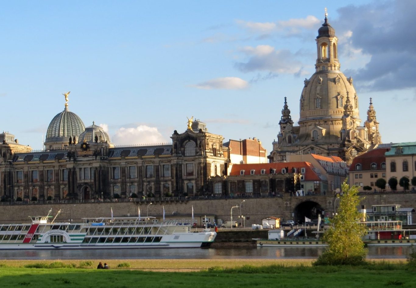 Dresdner Altstadt mit Elbe und der Frauenkirche im Hintergrund.