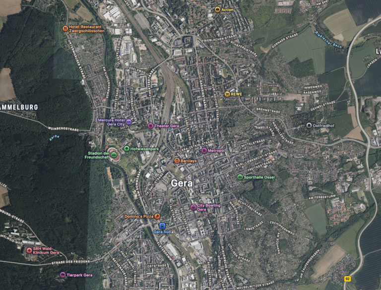 Luftaufnahme von Gera mit beschrifteten Sehenswürdigkeiten und markierten Bereichen.
