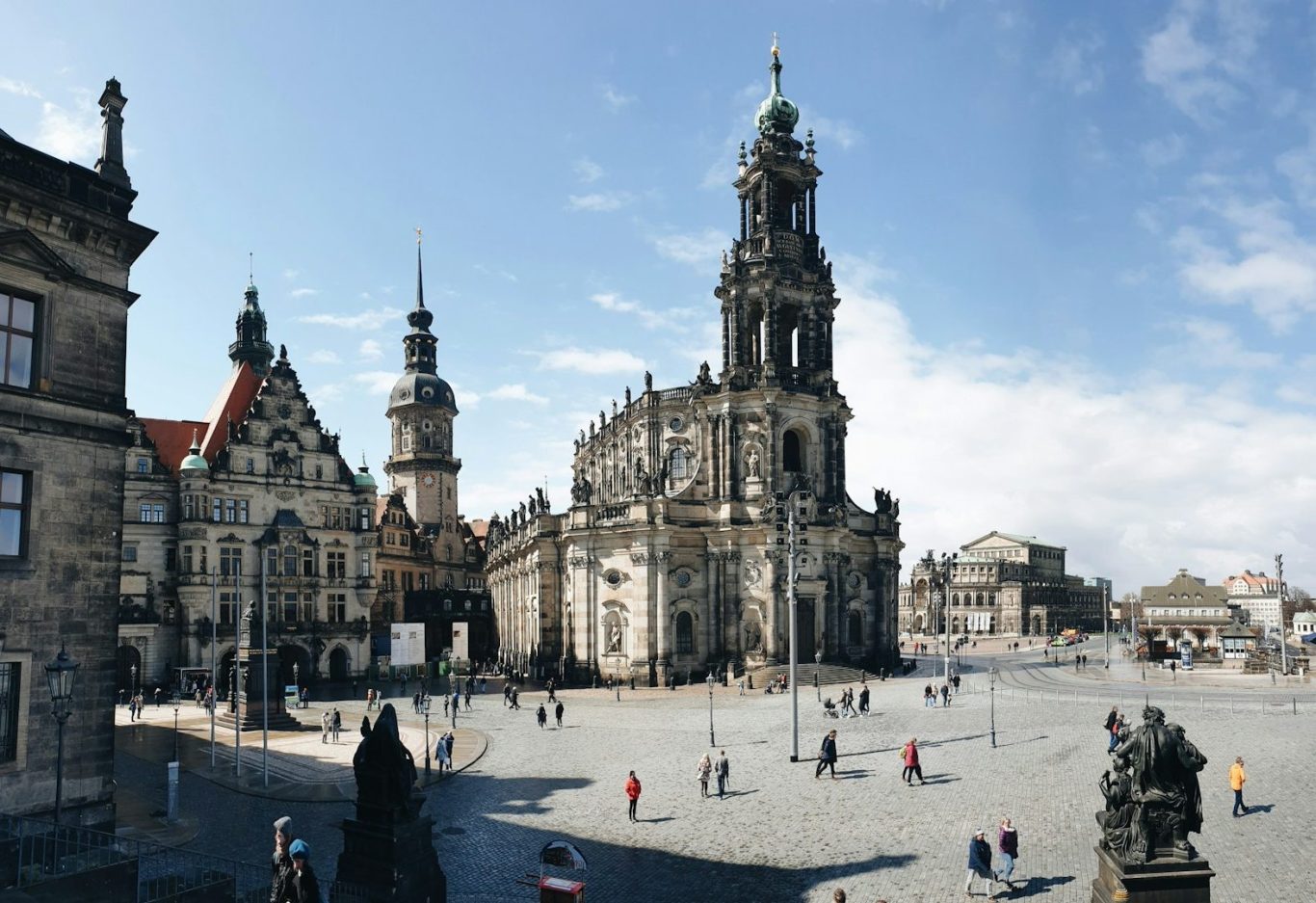 Dresdner Altmarkt mit historischer Architektur und zahlreichen Passanten.