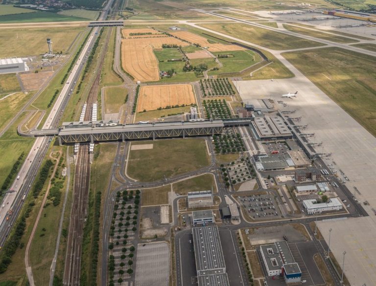 Luftaufnahme des Flughafens Schkeuditz mit angrenzenden Feldern und Verkehrsanbindungen.
