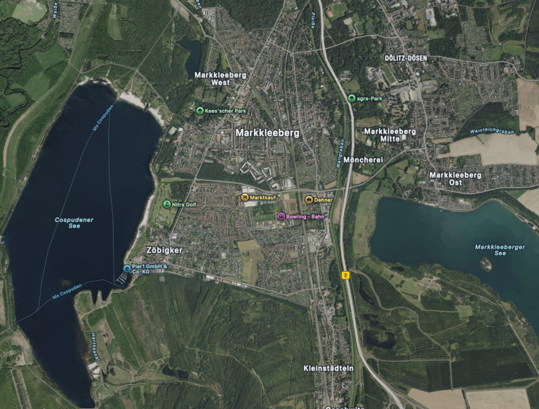 Luftaufnahme von Markkleeberg mit Seen, Straßen und beschrifteten Gebäuden.