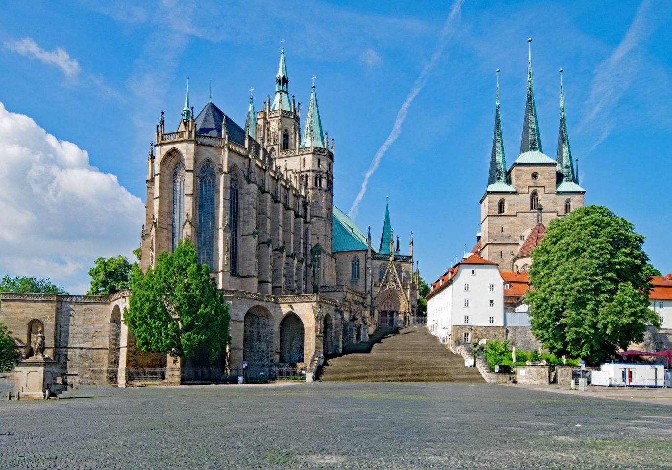 Erfurt: Historisches Gebäude mit Türmen und blauer Himmel.
