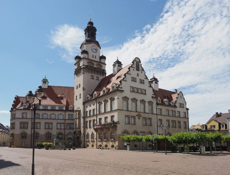 Historisches Rathaus in Döbeln mit markantem Turm und blauen Himmel im Hintergrund.